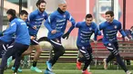 Para pemain timnas Chile selama sesi latihan menjelang pertandingan Copa America 2021 melawan Brasil di Santiago, Rabu (30/6/2021). Laga Brasil vs Chile di babak perempat final akan berlangsung di Stadion Nilton Santos pada Sabtu, 3 Juli 2021. (CARLOS PARRA/ANFP/AFP)