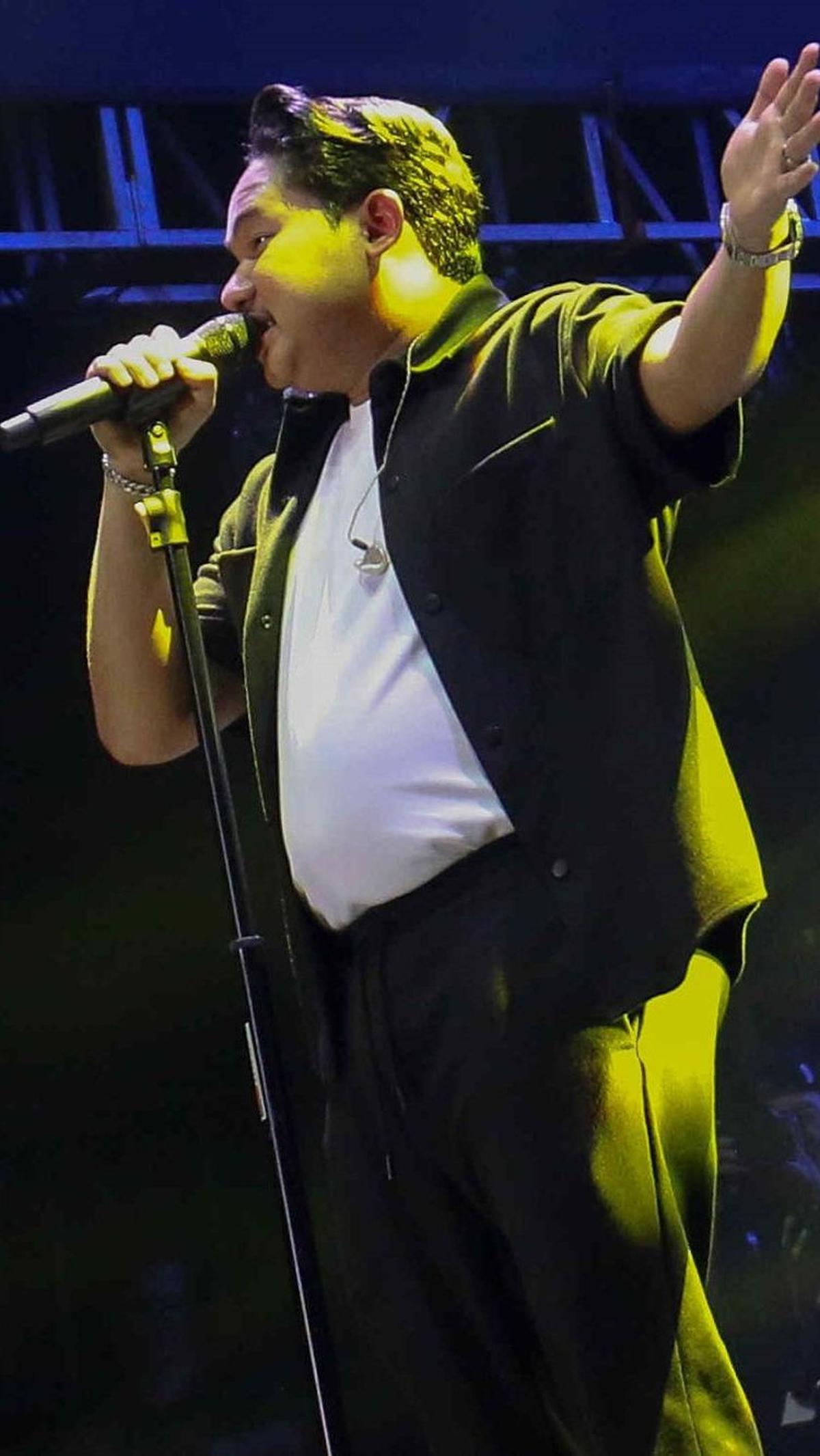 Tak hanya itu, Guyon Waton juga membawakan lagu terbaru mereka yang berjudul 'Gampil' di panggung KLBB hari pertama. Foto: Liputan6.com / Herman Zakharia