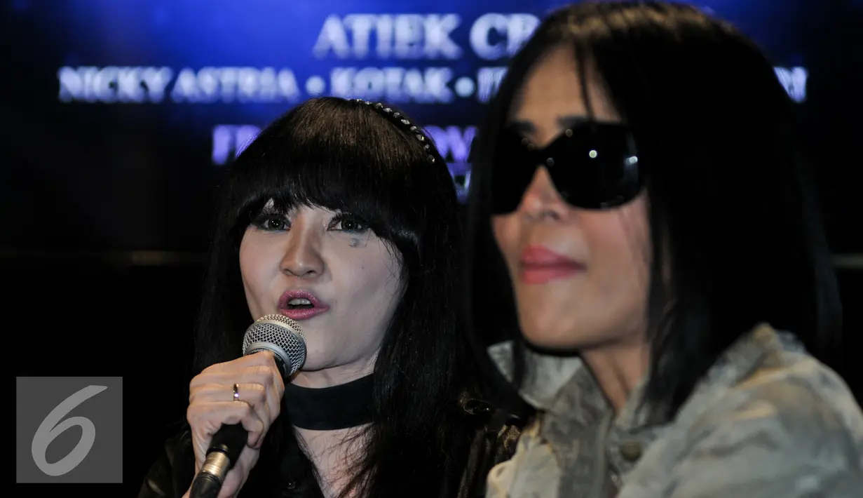 Ita Purnamasari (kiri) menjawab pertanyaan wartawan saat konferensi pers konser 'Terbaik Untukmu' di kantor Warner Music, Jakarta, Selasa (18/10). Atiek CB, Nicky Astria dan Ita Purnamasari akan menggelar konser bersama. (Liputan6.com/Yoppy Renato)
