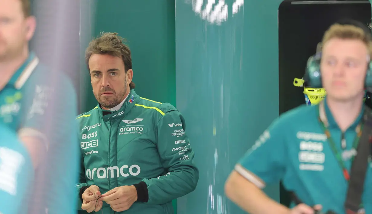 Pembalap Aston Martin asal Spanyol, Fernando Alonso berada di garasi menjelang sesi latihan kedua Grand Prix Formula1 Bahrain di Sirkuit Internasional Bahrain, Sakhir pada 29 Februari 2024. (Giuseppe CACACE/AFP)