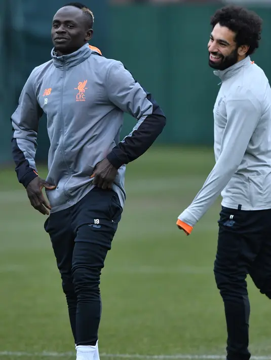 Penyerang Liverpool, Sadio Mane (kiri) dan Mohamed Salah saat sesi latihan di Melwood Training Ground, Liverpool, Inggris (5/3). Pada leg pertama Liverpool unggul 5-0 di Markas Porto. (AFP Photo/Anthony Devlin)