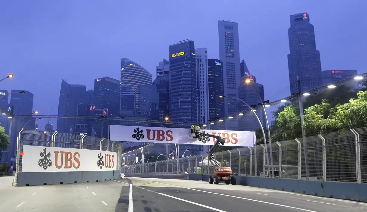 Pekerja mempersiapkan sirkuit Marina Bay untuk kejuaraan F1 grand prix Singapura (16/9/2015). Kejuaraan akan berlangsung pada malam hari tanggal 18 september 2015. (REUTERS/Tim Chong)