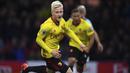 Gelandang Watford, Will Hughes mencetak gol pembuka saat timnya melawan Newcastle United pada lanjutan Premier League di St James' Park (25/11/2017). Watford menang 3-0. (AFP/Ben Stansall)