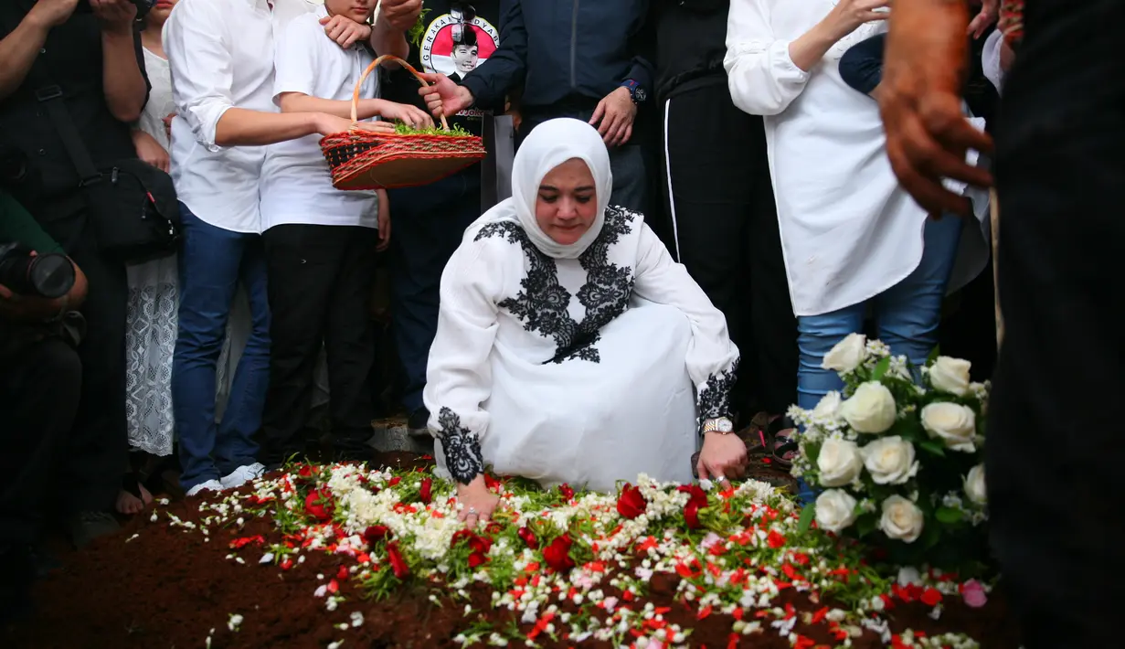 Tidak lama kemudian, ia melihat suaminya sudah tertidur di lantai. Meski hal itu sudah biasa tidur di lantai lantaran mengaku adem, ibu tiga anak itu melihat ada yang ganjil dari suaminya. (Nurwahyunan/Bintang.com)