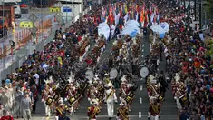 Parade 190 bendera negara anggota Interpol diarak dari Monas menuju Bundaran Hotel Indonesia, Minggu Pagi, (30/10). Parade ini merupakan rangkaian arak-arakan parade Bendera Menjelang Sidang Umum Interpol Ke-85. (Liputan6.com/Johan Tallo)