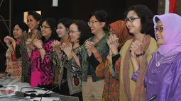Pansel KPK berpose bersama usai mengumumkan para calon yang mendaftar menjadi pimpinan KPK, Jakarta, Sabtu (4/7/2015). Pansel KPK mengumumankan sebanyak 194 pendaftar yang lolos seleksi tahap awal. (Liputan6.com/Herman Zakharia)