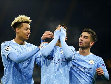 Pemain Manchester City Joao Cancelo (tengah) merayakan bersama rekan setimnya usai mencetak gol ke gawang Olympiacos pada pertandingan Grup C Liga Champions di Etihad Stadium di Manchester, Inggris, Selasa (3/11/2020). Manchester City mencukur Olympiacos dengan skor 3-0. (AP Photo/Dave Thompson)