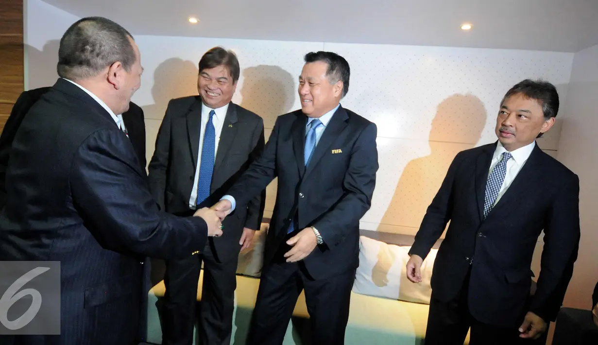 Ketua Umum PSSI, La Nyalla Mattalitti (kiri)bersalaman dengan Komite Ekskutif FIFA, Kohzo Tashima di kantor PSSI, Jakarta, Senin (2/11/2015). Rencananya delegasi FIFA juga akan menemui Presiden Jokowi di Istana Negara. (Liputan6.com/Helmi Fithriansyah)