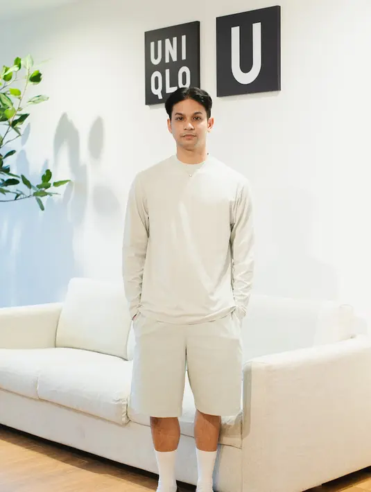 Celana UNIQLO U favorit musim ini Setiap musim UNIQLO menghadirkan deretan pilihan celana yang fungsional dan tentunya mengutamakan kenyamanan. Untuk aktivitas dinamis, celana menjadi pilihan utama agar leluasa bergerak. Mengutamakan kenyamanan lewat material yang ringan, Celana Rileks Curved dari UNIQLO U Spring/Summer 2025 banyak diminati. [UNIQLO]
