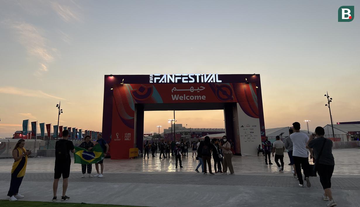 Ribuan orang terpantau mengunjungi Corniche dari pagi hingga malam hari sepanjang gelaran Piala Dunia 2022. Corniche sendiri yang menjadi surganya para pejalan kaki mampu menampung setidaknya 70 ribu orang. (Bola.com/Ade Yusuf Satria)