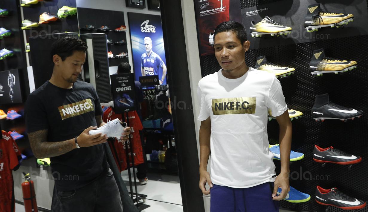 Pemain Timnas Indonesia, Irfan Bachdim dan Evan Dimas saat menghadiri Launching toko Fisik Football di AEON Mall, Jakarta, Sabtu (30/9/2017). Fisik Football menjual berbagai macam perlengkapan sepak bola. (Bola.com/M Iqbal Ichsan)