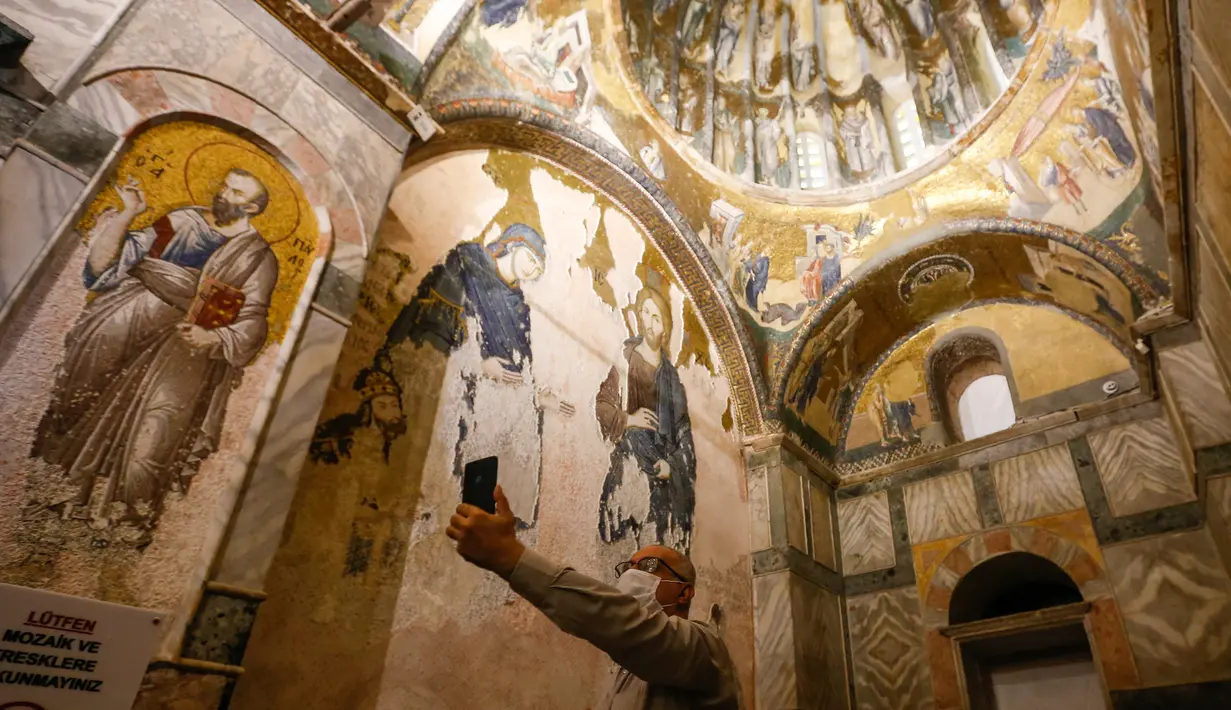 Seorang pria mengunjungi gereja St. Savior yang dikenal sebagai Kariye dalam bahasa Turki, di Chora Istanbul, Jumat (21/8/2020). Presiden Recep Tayyip Erdogan mengubah bekas gereja Bizantium itu menjadi masjid, selang sebulan setelah Hagia Sophia dibuka sebagai rumah ibadah Muslim. (AP/Emrah Gurel)