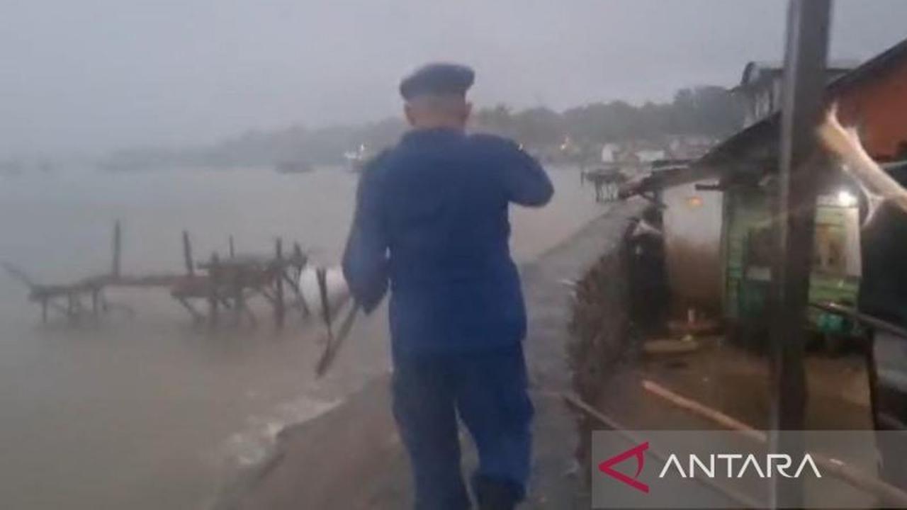 Polres Bangka Barat Imbau Warga Pesisir Waspada Cuaca Ekstrem