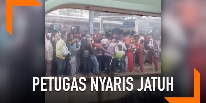 VIDEO: Rekaman Petugas Stasiun Nyaris Jatuh dari Peron