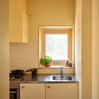 Desain Jendela Kecil untuk Dapur Sederhana (AI)