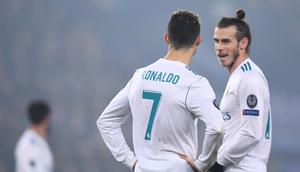 Gareth Bale dan Cristiano Ronaldo sedang berbincang di tengah laga Real Madrid melawan Paris Saint-Germain (PSG). (FRANCK FIFE / AFP)