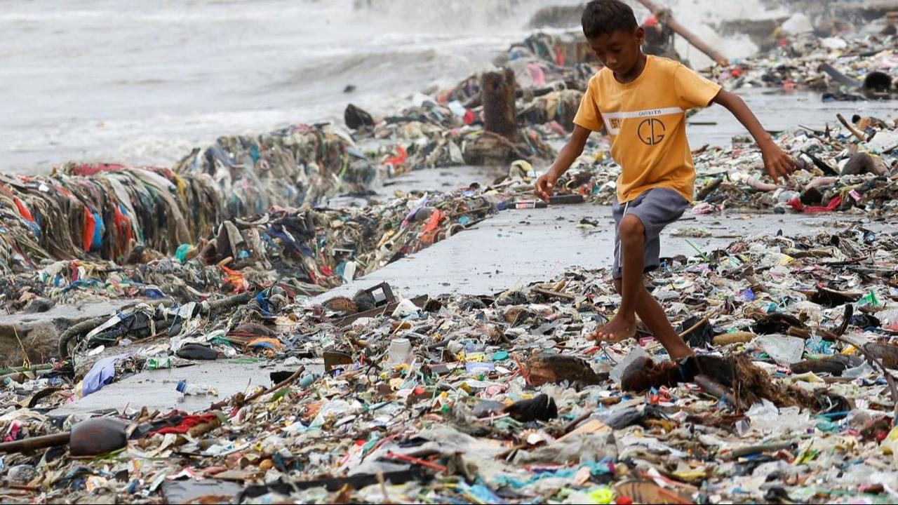 Fikri Jufri, ketua komunitas yang fokus membersihkan pantai di Teluk, mengatakan hujan menyebabkan tumpukan sampah.&nbsp;