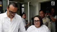 Pelawak Tri Retno Prayudati atau Nunung Srimulat dan suaminya July Jan Sambiran tiba untuk menjalani sidang perdana di Pengadilan Negeri Jakarta Selatan, Rabu (2/10/2019). Nunung dan July Jan Sambiran akan mendengar pembacaan dakwaan oleh Jaksa Penuntut Umum. (Liputan6.com/Herman Zakharia)