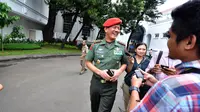 Komandan Kopassus Mayjen TNI Doni Monardo terlihat menyapa para wartawan saat ikut dalam pertemuan antara Presiden Joko Widodo dengan jajaran petinggi TNI di Istana Merdeka, Jakarta, Selasa (3/2/2015). (Liputan6.com/Faizal Fanani)