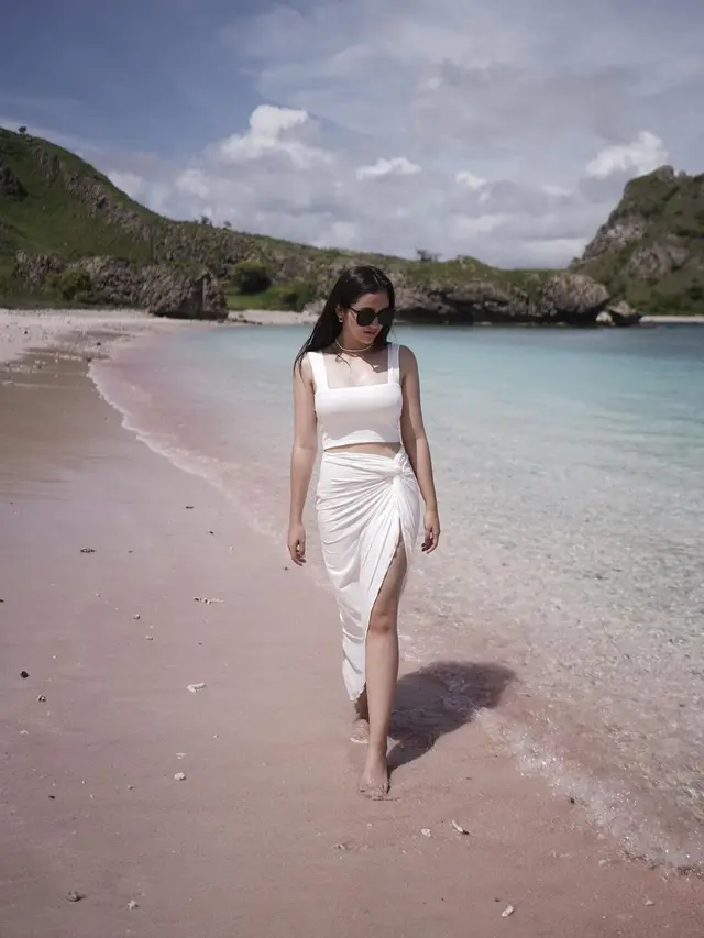 Ranty Maria memesona kala di pantai (Instagram/rantymaria)