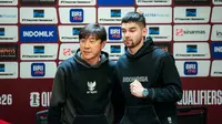 Pelatih Timnas Indonesia, Shin Tae-yong (kiri) dan Sandy Walsh berfoto bersama saat konferensi pers jelang laga Kualifikasi Piala Dunia 2026 antara Timnas Indonesia Vs Vietnam di Stadion Utama Gelora Bung Karno (SUGBK), Senayan, Jakarta, Rabu (20/03/2024). (Bola.com/Bagaskara Lazuardi)