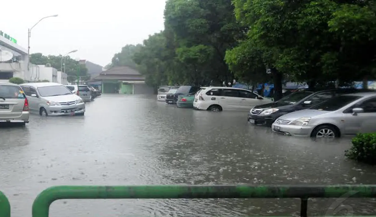 Banjir juga tampak menggenangi beberapa mobil yang sedang terparkir di Rumah Sakit Islam Jakarta