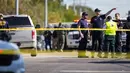 Petugas berjaga di lokasi penembakan massal di Gereja First Baptist, Sutherland Springs, Texas, (5/11). Pelaku melepaskan tembakan pukul 11.30 waktu setempat, Setidaknya 26 orang meninggal dunia. (Nick Wagner/Austin American-Statesman via AP)