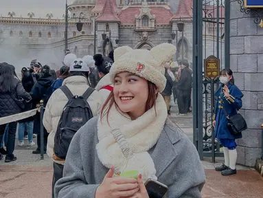Jepang memang menjadi salah satu negara yang banyak dikunjungi para selebriti pada momen liburan kali ini. Tidak sedikit yang mengunjungi Negeri Sakura untuk menikmati serunya jalan-jalan di Disneyland hingga berfoto dengan latar Gunung Fuji seperti yang dilakukan oleh Salshabilla Adriani. (Liputan6.com/IG/@salshabillaadr)