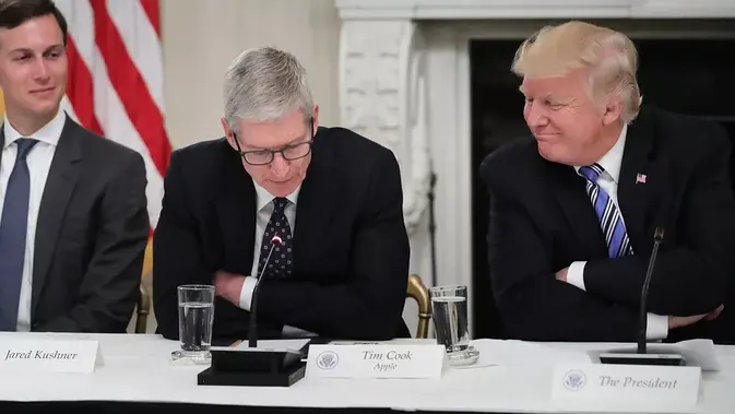 CEO Apple Tim Cook bersama dengan Presiden AS Donald Trump (Foto: The Verge)