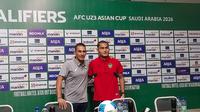 Pelatih&nbsp;Timnas Indonesia U-23,&nbsp;Gerald Vanenburg (kiri), dan Mikael Tata berbicara kepada awak media jelang&nbsp;Kualifikasi Piala Asia U-23 2026 melawan Laos di&nbsp;Stadion Gelora Delta, Sidoarjo. (Bola.com/Aditya Wany)