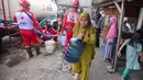 Warga membawa galon air saat petugas Palang Merah Indonesia (PMI)mendistribusikan air bersih  di RW 08. Cipayung Jaya, Kota Depok, Jawa Barat, Jumat (14/07/2026).