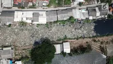 Pantauan dari udara, sampah yang menutupi Kali Pisang Batu, Tarumajaya, Kabupaten Bekasi, Rabu (9/1). Memasuki hari keempat dua alat berat dan puluhan truk dikerahkan untuk mengeruk sampah sekitar 300 ton yang sudah diangkut. (Liputan6.com/Fery Pradolo)