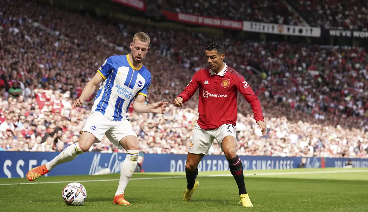 Usai buntu dan kalah terlebih dahulu 0-2 dibabak pertama akhirnya Cristiano Ronaldo dimainkan untuk menembus barisan pertahanan Brighton. (AP Photo/Dave Thompson)