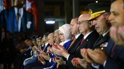 Presiden Turki Recep Tayyip Erdogan beserta pejabat pemerintah Turki melakukan doa bersama saat upacara memperingati satu tahun gagalnya kudeta di Ankara, Turki (15/7). (Presidency Press Service via AP, Pool)