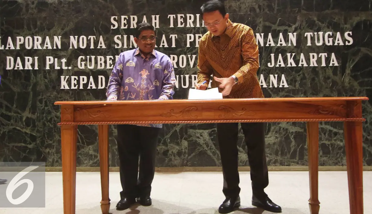 Pelaksana tugas Gubernur DKI Jakarta, Sumarsono bersama Gubernur DKI Jakarta Basuki Tjahaja Purnama menandatangani serah terima laporan nota singkat pelaksanaan tugas di Balai Agung DKI, Sabtu (11/2). (Liputan6.com/Immanuel Antonius)
