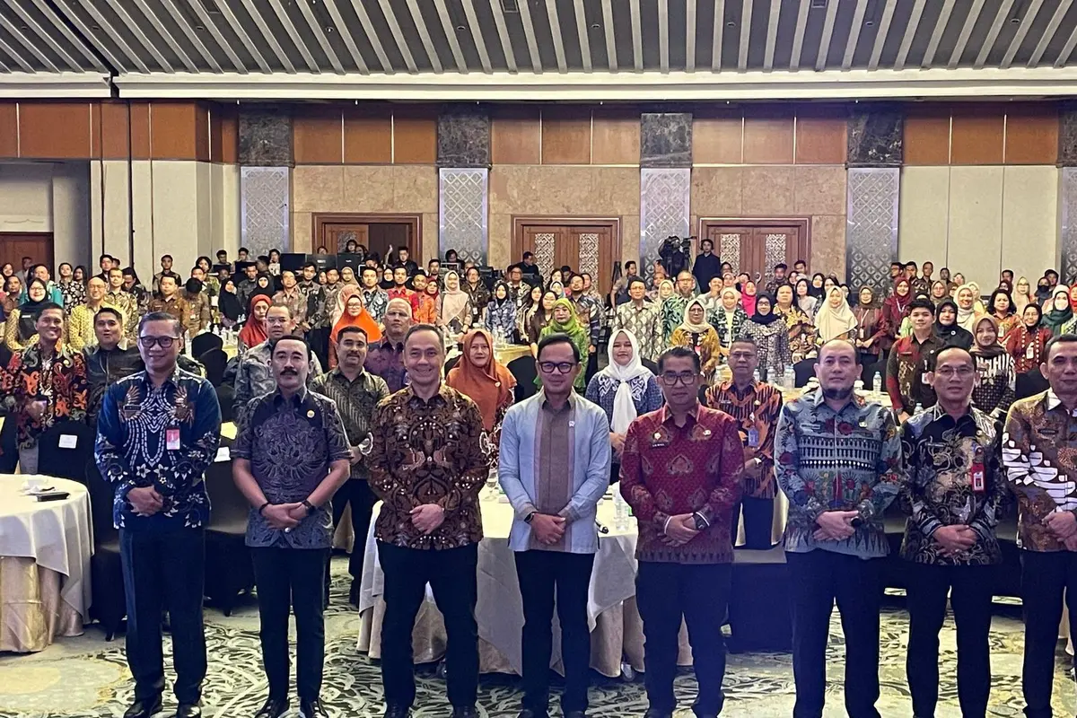 Pendiri ESQ Group Ary Ginanjar Agustian bersama Wakil Menteri Dalam Negeri Bima Arya Sugiarto dan jajaran pada acara "Internalisasi Ber-AKHLAK: Menuju Kemendagri Ber-AKHLAK" di Jakarta.