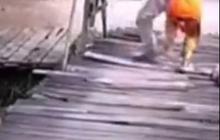 Viral HP Bocah Penjual Bensin Eceran Dirampas 'Pembeli', Bikin Warganet Geram