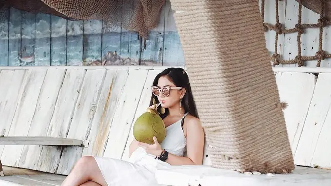 [Bintang] Waktu Liburan, 4 Aksesoris Kece Jessica Mila Ini Wajib Kamu Bawa!