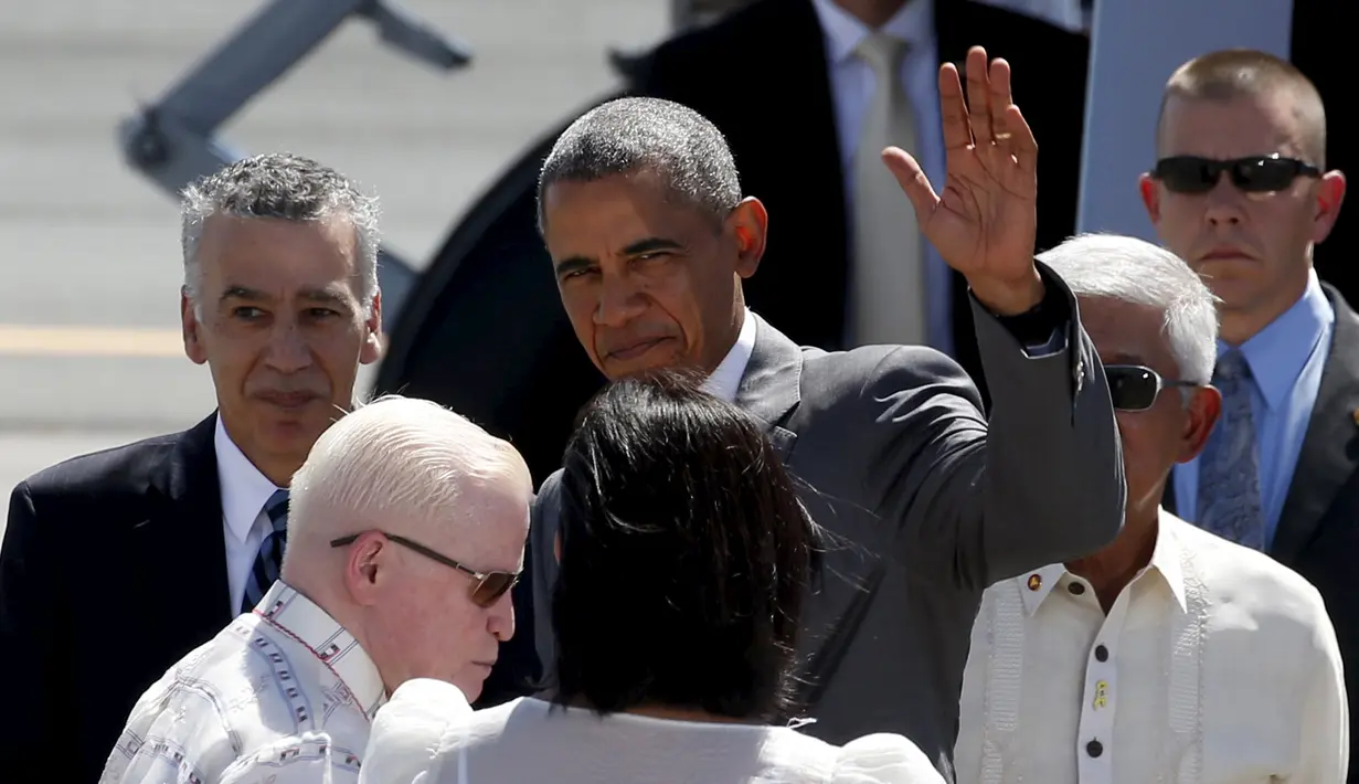 Presiden AS, Barack Obama menyapa awak media saat tiba di hanggar pribadi, Bandara Internasional Ninoy Aquino, Manila, Filipina (17/11). Obama akan mengadiri KTT kerjasama Ekonomi Asia-Pasifik (APEC) pada Sabtu (20/11). (REUTERS/Erik De Castro)