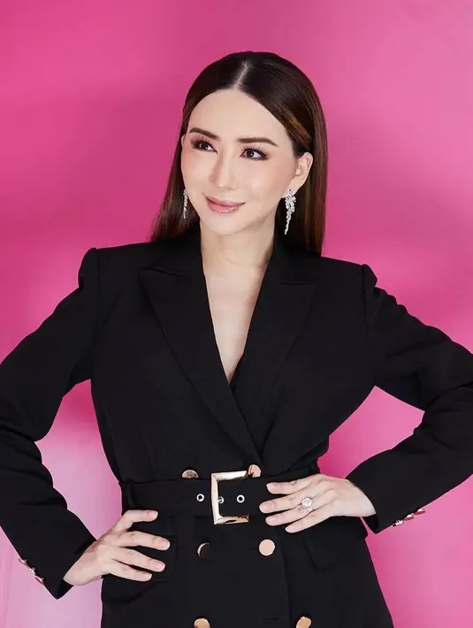 Namun, ia banyak diserang karena terlihat terlalu menonjolkan diri. Ia disebut ingin mencuri spotlight dan atensi dari ajang kompetensi kecantikan paling bergengsi. [annejkn.official]