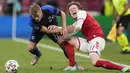Penyerang timnas Finlandia, Marcus Forss berebut bola dengan penyerang Denmark, Andreas Skov Olsen pada laga Grup B Euro 2020 di Parken Stadium, Sabtu (12/6/2021). Selain tumbang 0-1, tuan rumah juga terpukul menyusul insiden yang melibatkan Christian Eriksen.  (AP Photo/Martin Meissner, Pool)