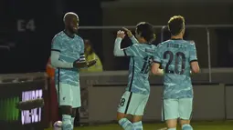 Penyerang Liverpool, Divock Origi berselebrasi dengan rekan satu tim setelah mencetak gol ke gawang Lincoln City pada putaran ketiga Piala Liga Inggris di stadion LNER, Lincoln, Inggris, Kamis (24/9/2020). Liverpool menang telak 7-2 atas  Lincoln City. (AP Photo / Rui Vieira, Pool)
