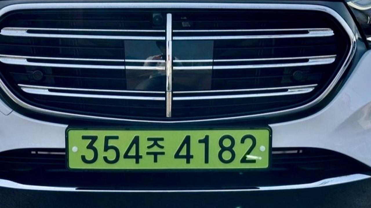 Mercedes-Benz S-Class milik perusahaan dipasangkan plat hijau di Korea Selatan