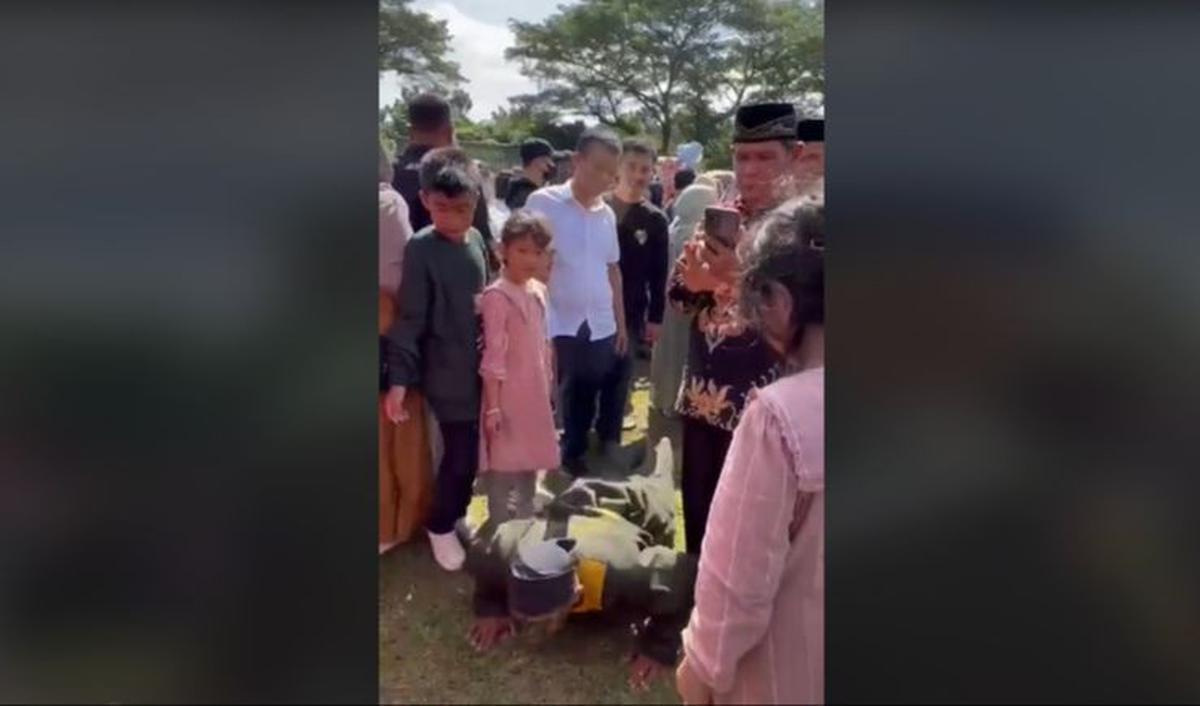 Melihat kedatangan sang ayah, Serda Zaki langsung mengambil posisi dan push up di depan ayahnya.