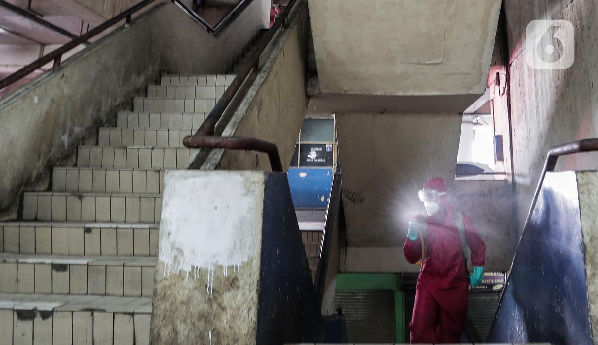 Petugas menyemprotkan Cairan Disinfektan di Pasar Palmerah, Jakarta, Kamis (25/6/2020). Penyemprotan dilakukan guna mencegah dan memutuskan mata rantai penyebaran Covid-19 di Area pasar Palmerah. (Liputan6.com/Johan Tallo)