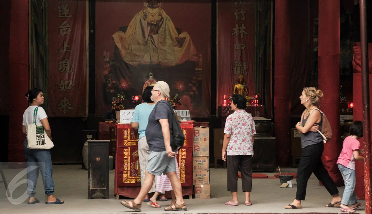 Suasana di Vihara Dharma Bhakti Petak Sembilan, Jakarta, Senin (23/1). Jelang hari raya Imlek, Vihara Dharma Bhakti dibersihkan untuk kenyamanan warga sembahyang. (Liputan6.com/Yoppy Renato)