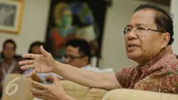 Menteri Koordinator Kemaritiman Rizal Ramli menjawab pertanyaan dalam acara temu wicara bersama wartawan di rumah dinasnya di Jakarta, Rabu (25/11). (Liputan6.com/Faizal Fanani)