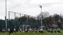 Suasana lapangan saat Liverpool berlatih di Melwood Training Ground, Liverpool, (3/4/2018). Liverpool akan menjamu Manchester City pada leg pertama Liga Champions. (AFP/Paul Ellis)