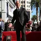 Dwayne Johnson berpose di sebuah plakat bintang atas namanya dari Hollywood Walk of Fame di Los Angeles, Jumat (13/12). The Rock mengungkapkan rasa bahagianya atas pemberian bintang ini lewat akun media sosialnya. (Photo by Willy Sanjuan/Invision/AP)