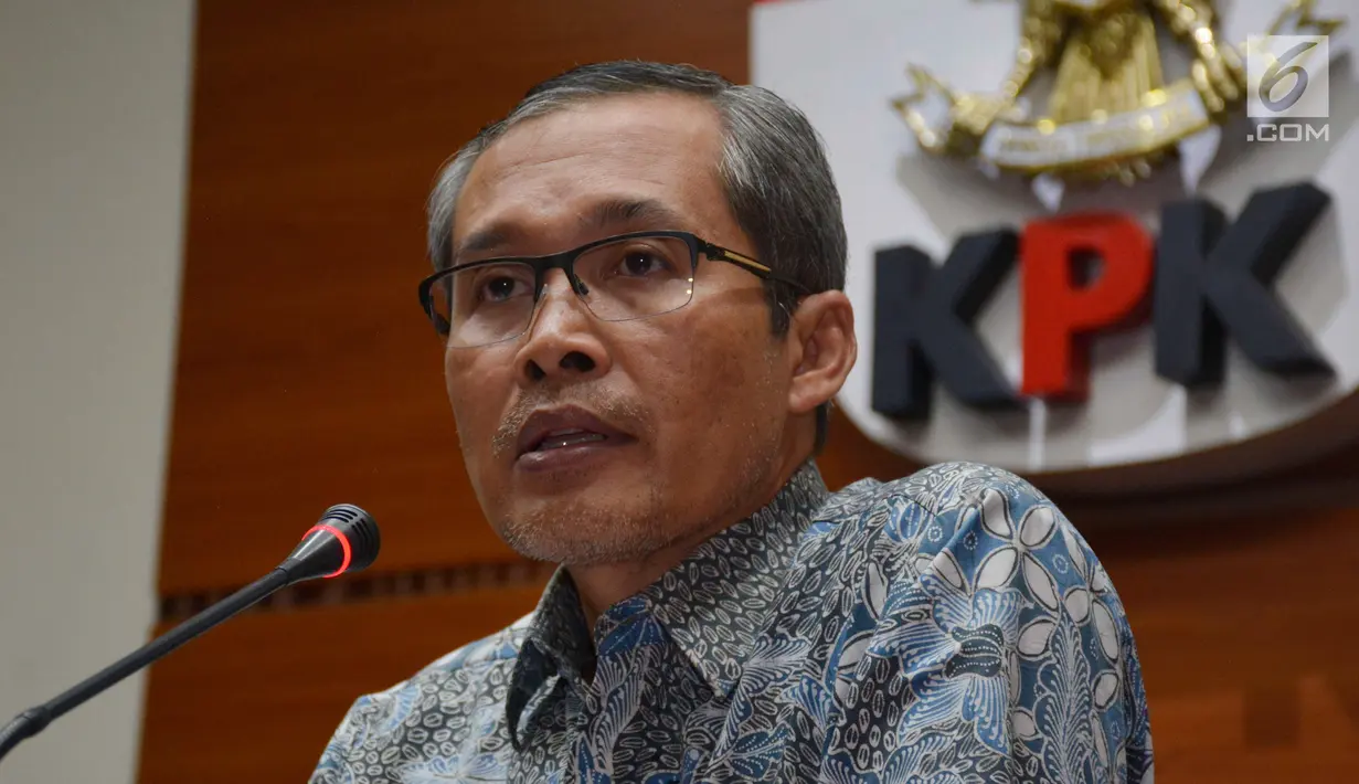 Wakil Ketua KPK Alexander Marwata saat konferensi pers di Gedung KPK, Jakarta, Rabu (21/6). KPK menetapkan empat orang sebagai tersangka dalam OTT di Bengkulu, termasuk Gubernur Bengkulu Ridwan Mukti dan istrinya, Lili Martiani (Liputan6.com/Helmi Afandi)